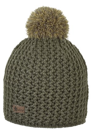 Gestrickte olivgrüne Wintermütze mit strukturiertem Muster und großem zweifarbigen Bommel oben, mit einem kleinen braunen Markenzeichen.