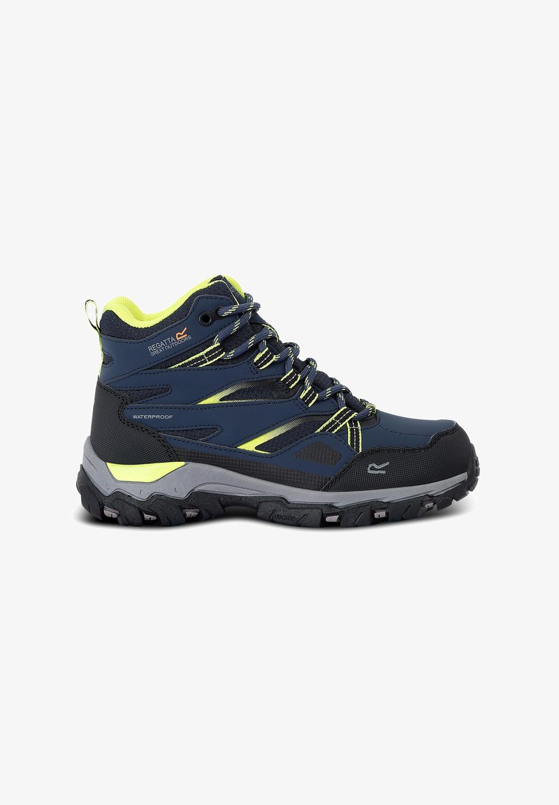 Botte de randonnée imperméable bleu marine et noire avec des accents jaunes, cheville rembourrée, lacets à l'avant et semelle robuste pour une utilisation en extérieur.