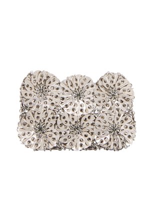 Clutch-pung lavet af sølvfarvede metalplader forbundet med små ringe, arrangeret i florale mønstre mod en hvid baggrund.