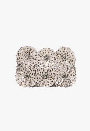 Clutch-tasje gemaakt van zilveren metalen schijven die met kleine ringen aan elkaar verbonden zijn, gerangschikt in bloemmotieven tegen een witte achtergrond.