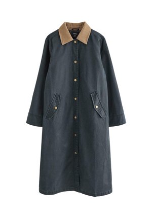 Cappotto lungo in cotone blu scuro con colletto in velluto a coste color cognac, bottoni a pressione dorati e due tasche applicate frontali. Tessuto liscio, silhouette dritta.