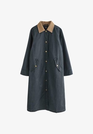 Cappotto lungo in cotone blu scuro con colletto in velluto a coste color cognac, bottoni a pressione dorati e due tasche applicate frontali. Tessuto liscio, silhouette dritta.