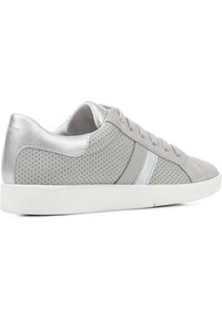 Graue Wildleder-Sneaker mit silbernen Akzenten, perforierten Seiten, flacher weißer Sohle und runder Zehenpartie. Verfügt über eine Schnürung und ein glattes Innenfutter.