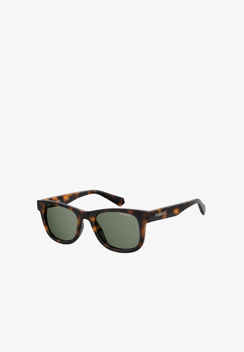 Occhiali da sole polarizzati con montatura in tartaruga, lenti verdi, forma rettangolare e logo sulla tempia. Superficie liscia.