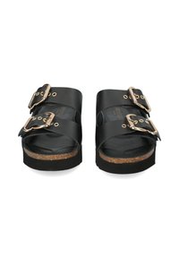 Zwarte platform sandalen met dubbele verstelbare gespen, kurken tussenzool en een gladde binnenvoering. Heeft een minimalistisch ontwerp met gouden accenten.
