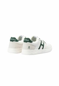 Zapatilla blanca con acentos de ante verde, que presenta una suela de goma texturizada en blanco, un logotipo bordado en la parte trasera y un diseño de franjas laterales.