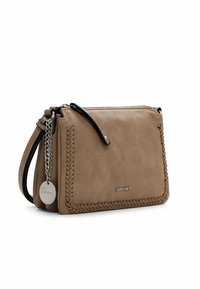 Borsa a spalla in pelle cuoio con dettagli intrecciati, hardware in argento e catena decorativa removibile. Chiusura con zip e doppi manici.