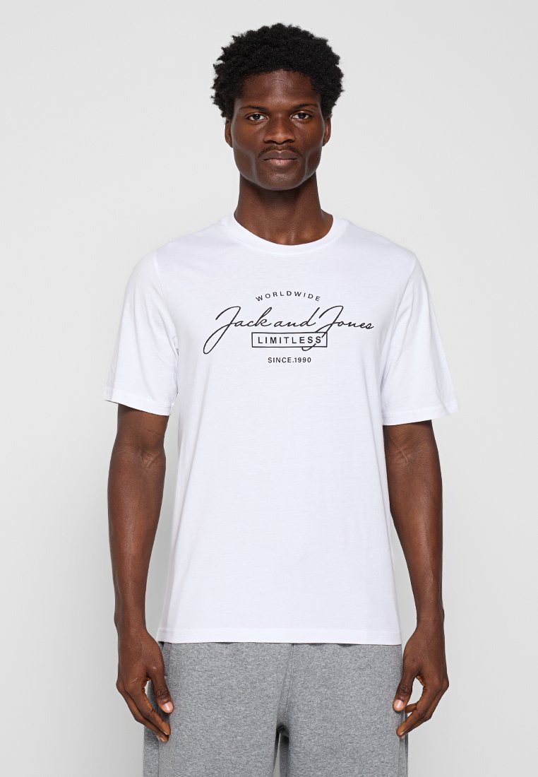 Weißes Baumwoll-T-Shirt mit zentriertem schwarzem Grafiktext "WORLDWIDE Jack and Jones LIMITLESS SINCE 1990." Kurze Ärmel und runder Ausschnitt.