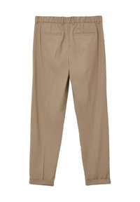 Beige Hose mit entspannter Passform, ausgestattet mit einem elastischen Bund, zwei Gesäßtaschen und gekrempelten Säumen, hergestellt aus einem glatten, strukturierten Stoff.