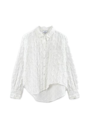 Camicia bianca con bottoni, realizzata in tessuto testurizzato, dotata di colletto aperto, maniche lunghe e orlo curvo. Include una tasca a toppa.