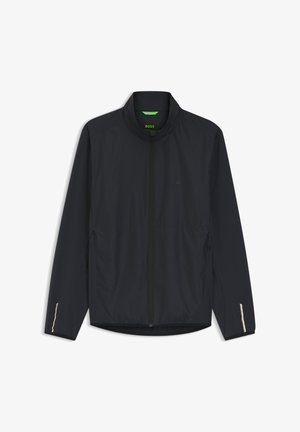 Sort letvægt jakke med lynlås og opretstående krave, lynlåslommer på siderne og reflekterende striber på ærmerne.