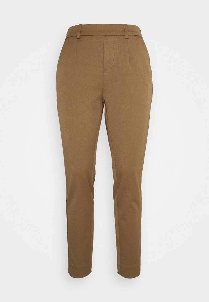 Pantalon marron coupe slim avec passants de ceinture, plis avant, et coupe fuselée sur un fond blanc.
