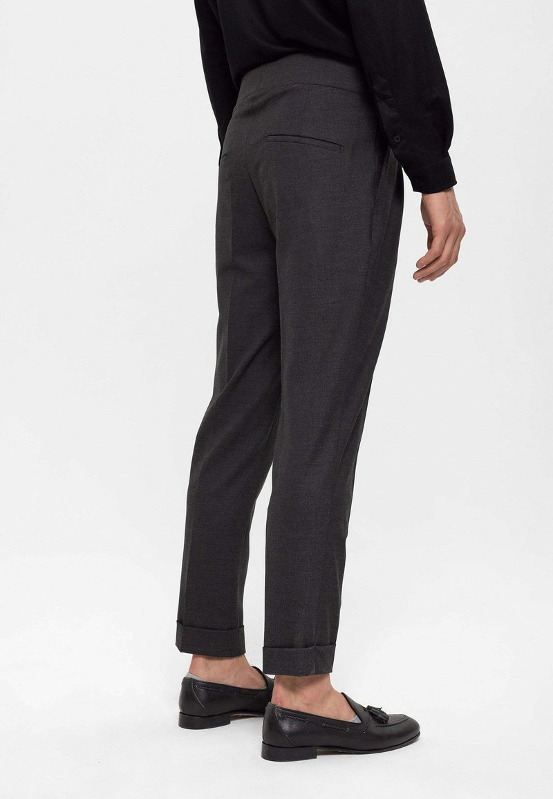 Antioch PLEATED WITH BUCKLE BELT DETAIL - Stoffhose - smoked 