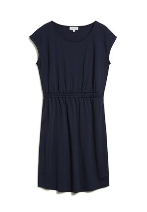 Granatowa sukienka bez rękawów z dekoltem w kształcie litery U i marszczonym elastycznym pasem, sięgająca do kolan, ułożona płasko na białym tle.