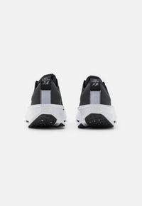 Nike Performance INTERACT RUN - Chaussures de running - black/white/anthracite
