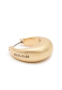 Orecchino a cerchio in oro con un design liscio e arrotondato. Presenta una chiusura a cerniera e un testo inciso che recita "AS 01-11-94."