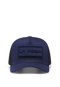 Mörkblå truckerkeps med svart nätbak och en rektangulär lapp som visar texten "LA ROSA" i upphöjd stil.