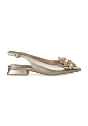 Chaussure slingback en métal doré avec un bout pointu, un petit talon carré et un ornement floral décoratif avec des pierres de différentes couleurs.