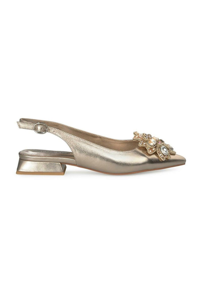 Chaussure slingback en métal doré avec un bout pointu, un petit talon carré et un ornement floral décoratif avec des pierres de différentes couleurs.