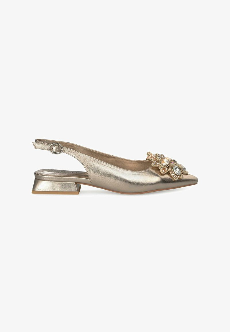 Chaussure slingback en métal doré avec un bout pointu, un petit talon carré et un ornement floral décoratif avec des pierres de différentes couleurs.