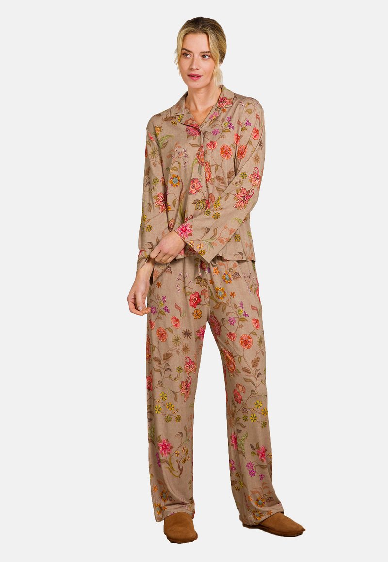 Blumenmuster-Pyjama-Set aus hellbraunem Stoff; Oberteil mit langen Ärmeln und passenden Hosen. Enthält bunte gestickte Blumen und eine lässige Passform.