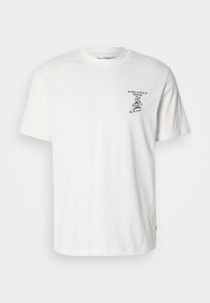 Biela bavlnená tričko s krátkymi rukávmi. Na ľavej strane hrudi je čierny grafický potlač a text. Klasický okrúhly výstrih.