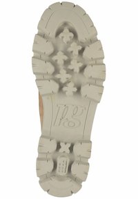 Suola di un stivale beige con scolpiture profonde, modelli a forma di croce e logo "pg" impresso vicino al centro.
