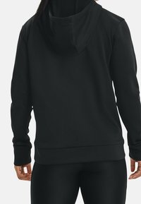 Czarna bluza z kapturem o dopasowanym kroju, posiadająca duży kaptur, długie rękawy i prosty dół. Gładka faktura, minimalne detale.