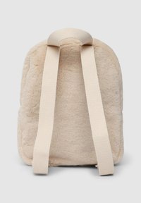 Plecak z faux futra w kolorze kremowym, o miękkiej fakturze, z dwiema grubymi, plecionymi rączkami i zaokrąglonym kształtem.
