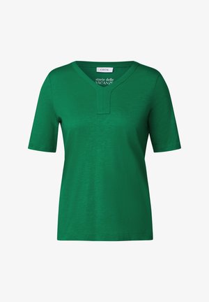 Camiseta verde de manga corta con escote en V y un pequeño detalle de abertura en el escote, confeccionada en una tela suave y ligera.
