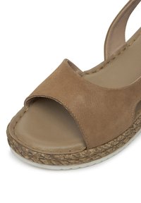 Sandalia espadrille de ante marrón con punta abierta y una correa ancha, con una suela intermedia de cuerda texturizada y una suela de goma suave.