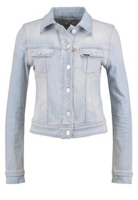 Veste en denim bleu clair avec fermeture par boutons, deux poches poitrine à rabats, manches longues et col.