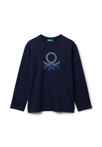 Granatowa koszula z długim rękawem z ukośnym logo United Colors of Benetton w niebieskim i szarym kolorze, umieszczonym na środku klatki piersiowej.