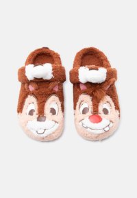 Καφέ βελούδινες παιδικές παντόφλες με καρτούν πρόσωπα σκίουρου, μία με κόκκινη μύτη και λεπτομέρεια μαλλιών σε λευκό φόντο.