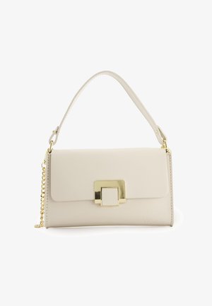 Crème kleurige handtas van zacht materiaal, met een vierkant gouden sluiting en een afneembare kettingriem. Compact en rechthoekig ontwerp.