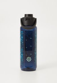 Blå plastik vandflaske med et sort skrue-låg, der har målemarkeringer og et mønsterdesign på kroppen.