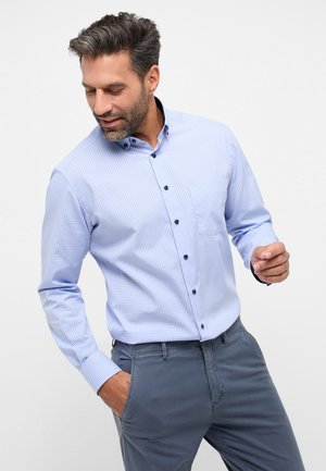 Helles blau kariertes Button-Up-Hemd mit dunklen Knöpfen, langen Ärmeln und lockerer Passform, kombiniert mit grauen Hosen. Lässiges Design, Baumwollstoff.