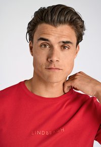 Lindbergh TEE - Camiseta básica - true red