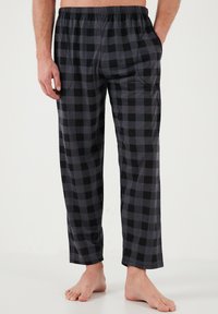 Sorte og gråternede pyjamabukser med elastisk talje, sidelommer og en afslappet pasform. Lavet af blødt, letvægts stof.