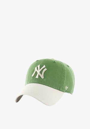 Grüne und weiße Baseballmütze mit weißem "NY"-Logo auf der Vorderseite und "47" auf der Seite gestickt.