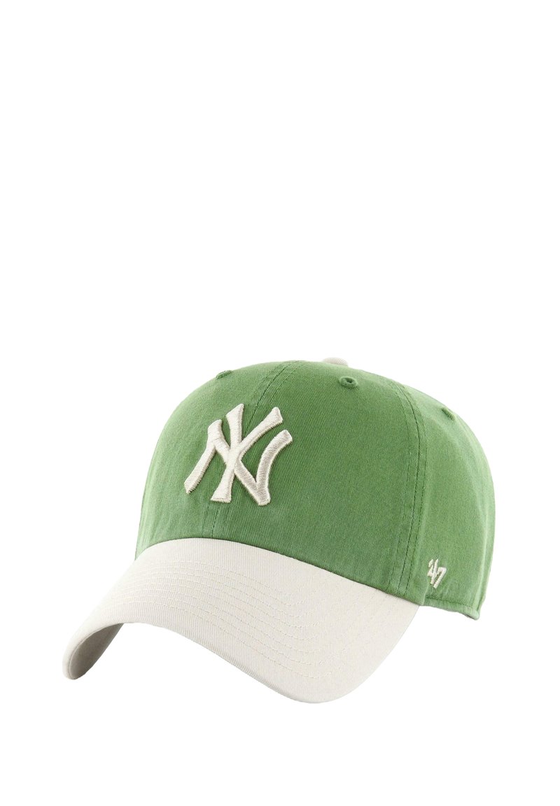 Grüne und weiße Baseballmütze mit weißem "NY"-Logo auf der Vorderseite und "47" auf der Seite gestickt.