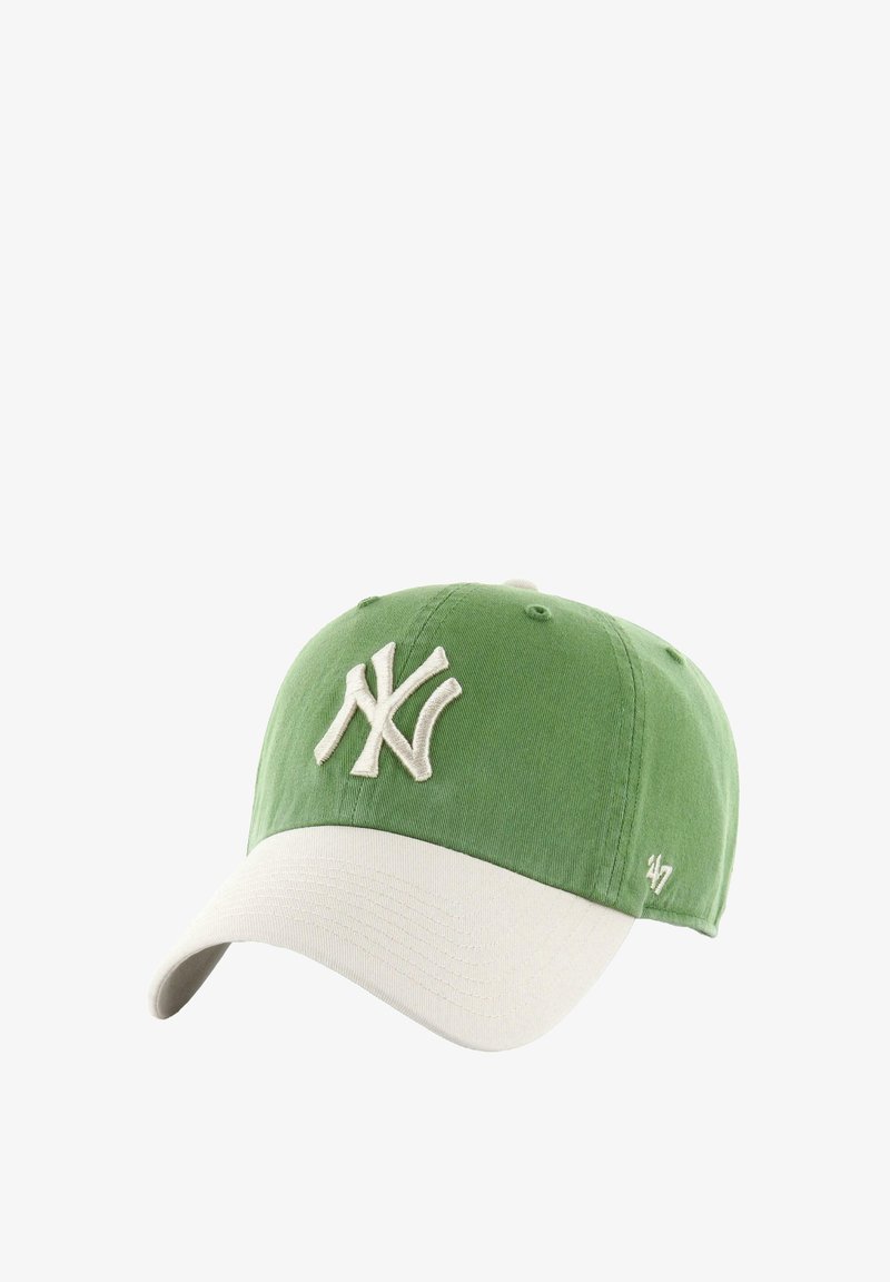 Grüne und weiße Baseballmütze mit weißem "NY"-Logo auf der Vorderseite und "47" auf der Seite gestickt.