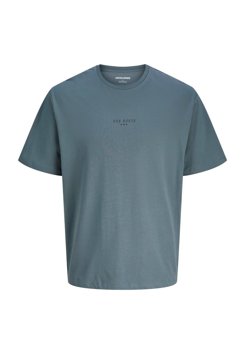 Maglietta a maniche corte azzurro chiaro realizzata in morbido cotone, con colletto a girocollo e una piccola scritta "LE NOSTRE RADICI" sul davanti.