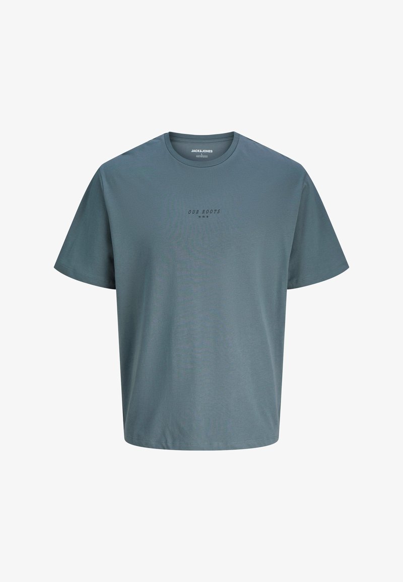 Maglietta a maniche corte azzurro chiaro realizzata in morbido cotone, con colletto a girocollo e una piccola scritta "LE NOSTRE RADICI" sul davanti.