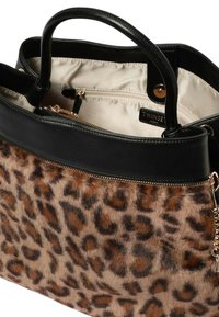 Borsa a mano in pelle nera con fronte in pelliccia stampa leopardata, cerniera dorata e dettagli a catena, interno in tessuto beige e due manici.