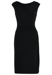 Czarna sukienka o dopasowanej sylwetce, drapowany dekolt i marszczone detale po bokach, wykonana z gładkiego, elastycznego materiału.