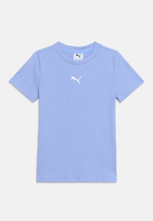 Lyseblå ribbestrikket t-skjorte med kort erme, rund hals og liten hvit Puma-logo midt på brystet.