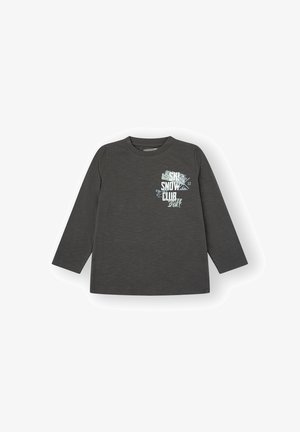 Camiseta de manga larga gris hecha de una tela suave, con un gráfico de deportes de invierno en colores claros que incluye montañas y esquís.