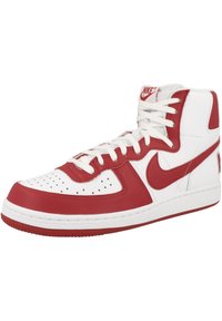 Pantofi sport Nike de tip high-top, cu o bază din piele albă și accente roșii, materiale texturate, perforații pe vârf și șireturi albe.