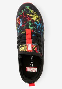 Svart sneaker med färggrafisk Marvel-mönster, röd accentrem och svarta snören. Har en mjuk tygöverdel och gummisula.